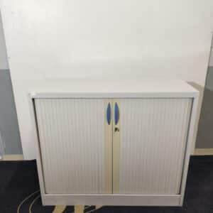 ARMOIRE BASSE MÉTALLIQUE CORPS ET PORTES COULISSANTES COLORIS GRIS 4 ÉTAGÈRES